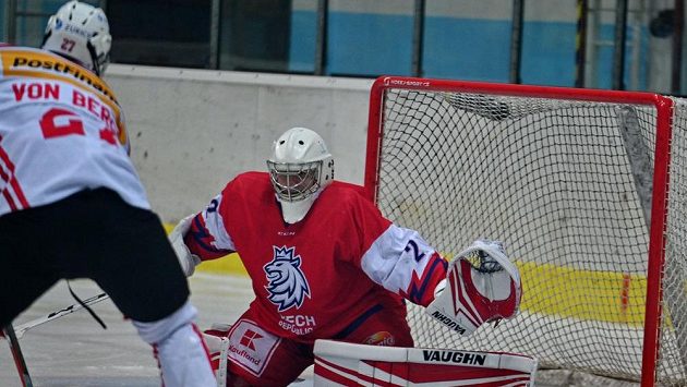Zprava český brankář Jan Špunar a Yanick von Bergen ze Švýcarska v akci během utkání skupiny A Hlinka Gretzky Cupu hokejistů do 18 let. Zprava český brankář Jan Špunar a Yanick von Bergen ze Švýcarska v akci během utkání skupiny A Hlinka Gretzky Cupu hokejistů do 18 let.