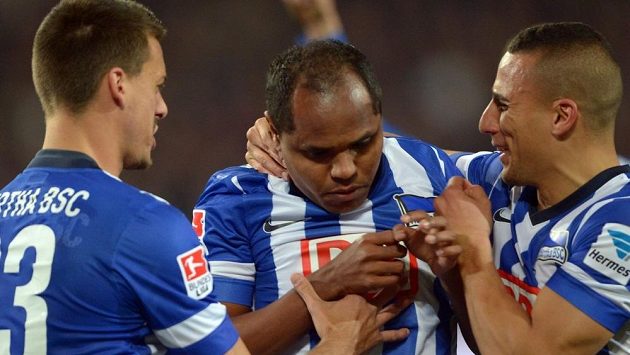 Brazilský záložník Ronny (uprostřed) oslavuje gól se spoluhráči z Herthy Berlín. Brazilský záložník Ronny (uprostřed) oslavuje gól se spoluhráči z Herthy Berlín.