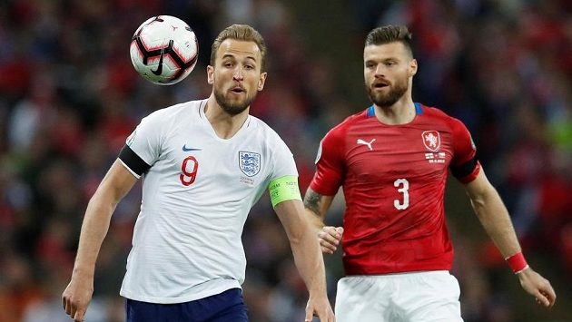 Anglický kanonýr Harry Kane (vlevo) a český obránce Ondřej Čelůstka. Anglický kanonýr Harry Kane (vlevo) a český obránce Ondřej Čelůstka.