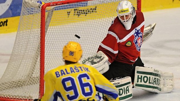 Útočník Zlína Jaroslav Balaštík střílí gól karlovarskému brankáři Tomáši Závorkovi. Útočník Zlína Jaroslav Balaštík střílí gól karlovarskému brankáři Tomáši Závorkovi.