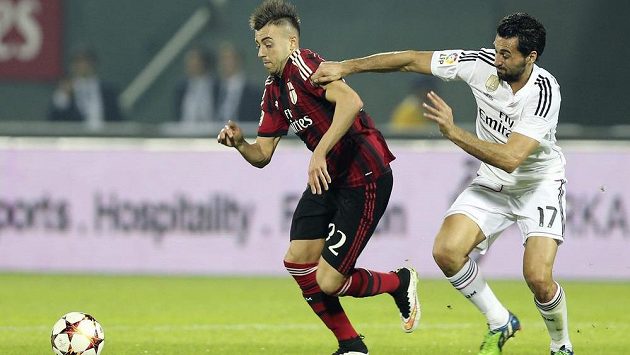 Álvaro Arbeloa (vpravo) z Realu Madrid se snaží zastavit Stephana El Shaarawyho, střelce dvou gólů AC Milán. Álvaro Arbeloa (vpravo) z Realu Madrid se snaží zastavit Stephana El Shaarawyho, střelce dvou gólů AC Milán.
