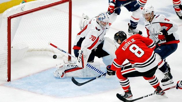 Dominik Kubalík (8) z Chicaga dává gól, proti němu se marně snaží zasáhnout Braden Holtby (70) z Washingtonu. Dominik Kubalík (8) z Chicaga dává gól, proti němu se marně snaží zasáhnout Braden Holtby (70) z Washingtonu.