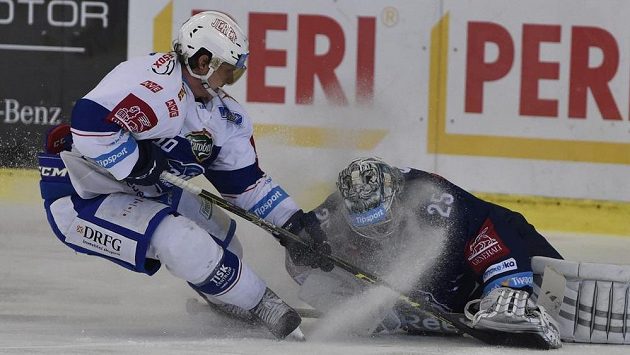 Martin Erat z Brna brzdí před brankářem Liberce Jánem Lašákem. Martin Erat z Brna brzdí před brankářem Liberce Jánem Lašákem.