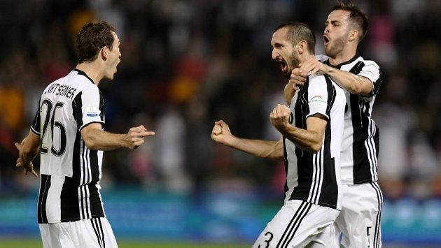 Fotbalisté Juventusu slaví gól v Superpoháru proti AC Milán. Uprostřed je autor branky Giorgio Chiellini. Fotbalisté Juventusu slaví gól v Superpoháru proti AC Milán. Uprostřed je autor branky Giorgio Chiellini.