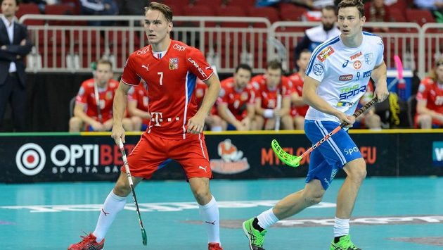 Český útočník Milan Tomašík (vlevo) v semifinálovém zápase mistrovství světa proti Finsku. Český útočník Milan Tomašík (vlevo) v semifinálovém zápase mistrovství světa proti Finsku.