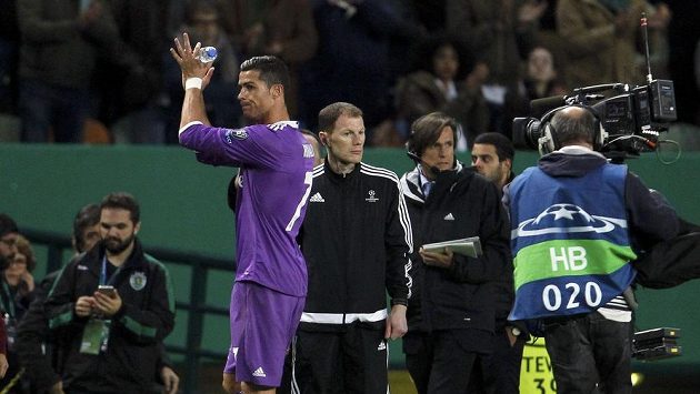 Cristiano Ronaldo zdraví fanoušky Benfiky Lisabon. Cristiano Ronaldo zdraví fanoušky Benfiky Lisabon.