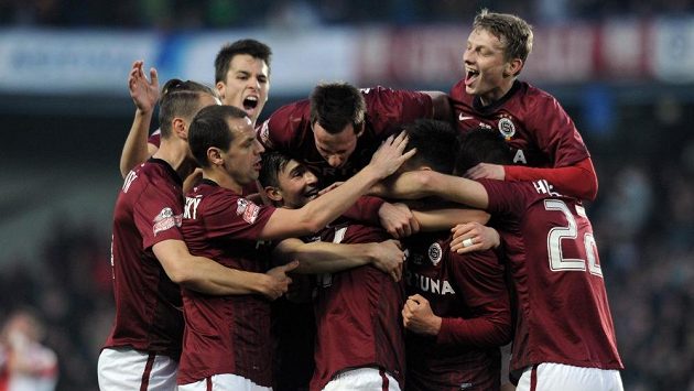 Hráči Sparty Praha oslavují druhý gól v derby se Slavií. Hráči Sparty Praha oslavují druhý gól v derby se Slavií.