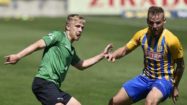 Zleva Filip Zorvan z Příbrami a Matěj Hrabina z Opavy. Zleva Filip Zorvan z Příbrami a Matěj Hrabina z Opavy.