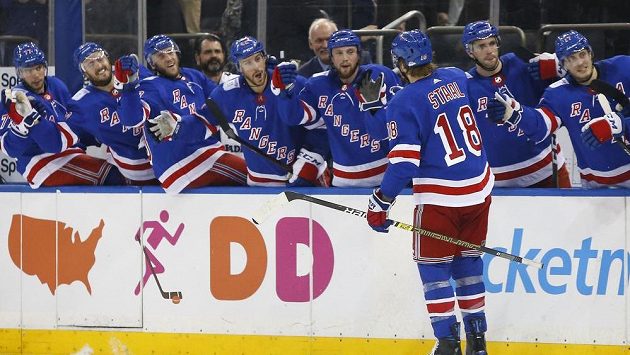 Hokejisté New York Rangers se radují z branky Hokejisté New York Rangers se radují z branky