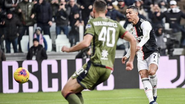 Cristiano Ronaldo vábí fotbalové fanoušky po celém světě. Cristiano Ronaldo vábí fotbalové fanoušky po celém světě.
