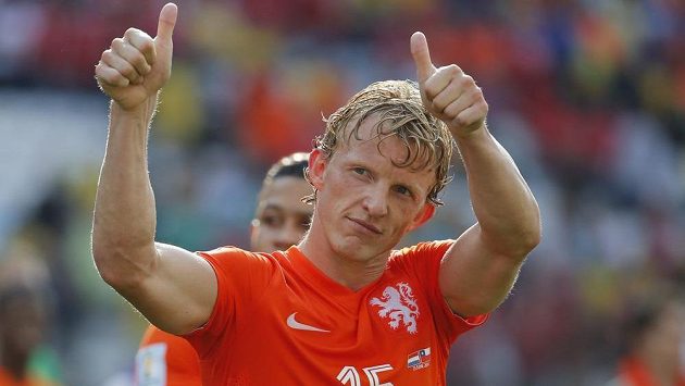 Dirk Kuijt zaskočil v duelu proti Chile na levé straně obranné formace Oranjes a vedl si více než dobře. Dirk Kuijt zaskočil v duelu proti Chile na levé straně obranné formace Oranjes a vedl si více než dobře.