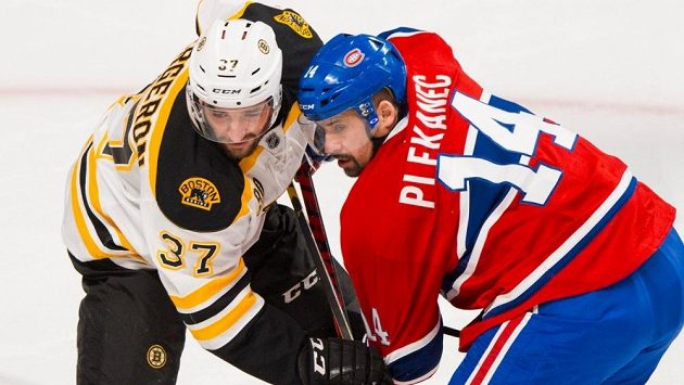 Tomáš Plekanec (14) z Montrealu v souboji s nenáviděným Patricem Bergeronem z Bostonu. Tomáš Plekanec (14) z Montrealu v souboji s nenáviděným Patricem Bergeronem z Bostonu.