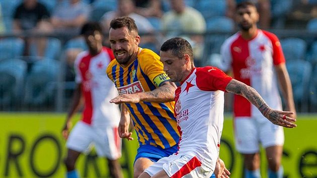 Zleva Jan Žídek z Opavy a Nicolae Stanciu ze Slavie. Zleva Jan Žídek z Opavy a Nicolae Stanciu ze Slavie.