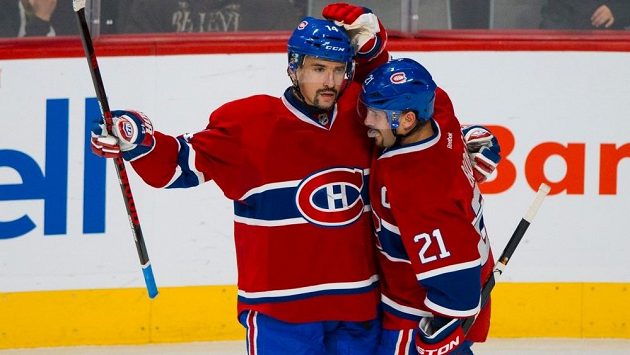 Tomáš Plekanec a jeho spoluhráč z Montrealu Brian Gionta (21) se radují z gólu českého útočníka. Tomáš Plekanec a jeho spoluhráč z Montrealu Brian Gionta (21) se radují z gólu českého útočníka.