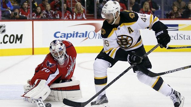 Bostonský útočník David Krejčí se snaží překonat brankáře Washingtonu Bradena Holtbyho v přípravném zápase před startem NHL. Bostonský útočník David Krejčí se snaží překonat brankáře Washingtonu Bradena Holtbyho v přípravném zápase před startem NHL.