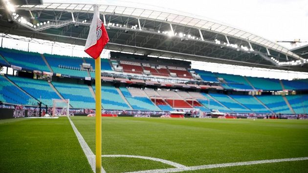 Do ochozů stadionů na zápasy fotbalové bundesligy se vrátí v omezeném počtu fanoušci. Do ochozů stadionů na zápasy fotbalové bundesligy se vrátí v omezeném počtu fanoušci.