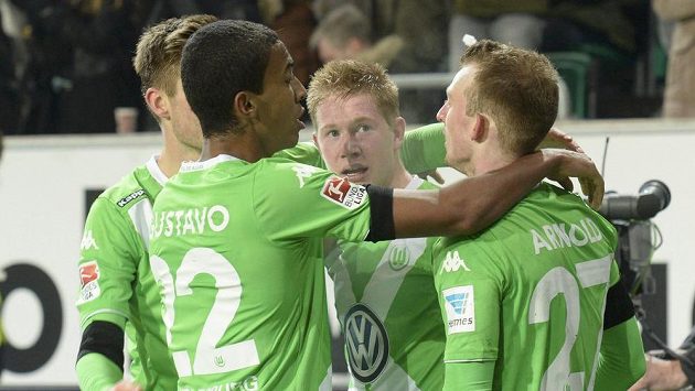 Kevin De Bruyne (uprostřed) oslavuje se spoluhráči z Wolfsburgu gól proti Bayernu. Kevin De Bruyne (uprostřed) oslavuje se spoluhráči z Wolfsburgu gól proti Bayernu.