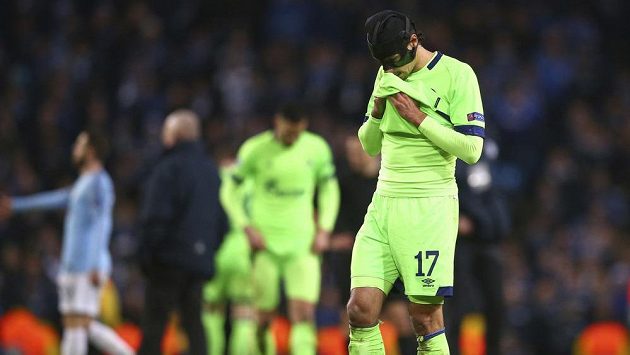 Zklamaný fotbalista Schalke Benjamin Stambouli. Zklamaný fotbalista Schalke Benjamin Stambouli.