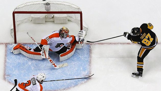 Sidney Crosby měl v poslední minutě na holi vyrovnání, jenže Michal Neuvirth byl zásadně proti. Sidney Crosby měl v poslední minutě na holi vyrovnání, jenže Michal Neuvirth byl zásadně proti.