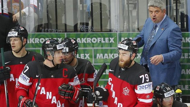 Trenér Todd McLellan (zcela vpravo) udílí pokyny kanadským hokejistům. Trenér Todd McLellan (zcela vpravo) udílí pokyny kanadským hokejistům.