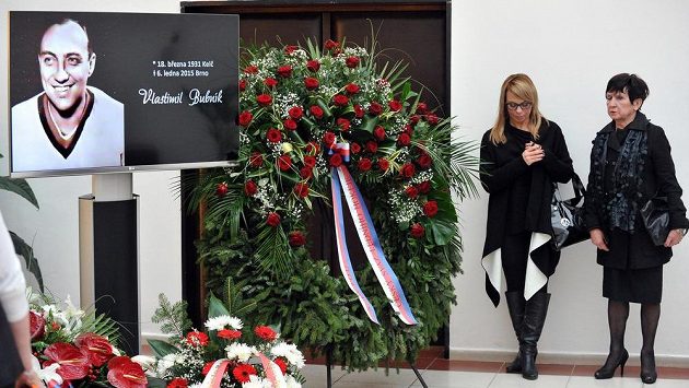 Poslední rozloučení s bývalým hokejovým a fotbalovým reprezentantem Vlastimilem Bubníkem 16. ledna v obřadní síni krematoria v Brně. Na snímku je vdova Hana Bubníková s dcerou Hanou. Poslední rozloučení s bývalým hokejovým a fotbalovým reprezentantem Vlastimilem Bubníkem 16. ledna v obřadní síni krematoria v Brně. Na snímku je vdova Hana Bubníková s dcerou Hanou.