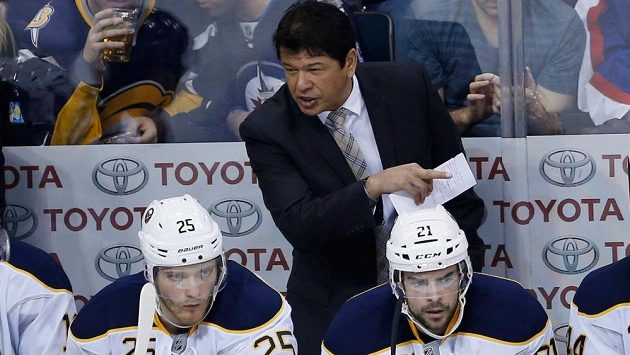 Kouč Ted Nolan během svého působení v NHL na střídačce hokejistů Buffala. Kouč Ted Nolan během svého působení v NHL na střídačce hokejistů Buffala.