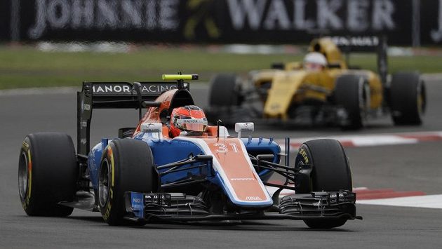Francouz Esteban Ocon za volantem monopostu týmu Manor. V příštím roce zaujme ve formuli 1 místo v závodním kokpitu stáje Force India. Francouz Esteban Ocon za volantem monopostu týmu Manor. V příštím roce zaujme ve formuli 1 místo v závodním kokpitu stáje Force India.