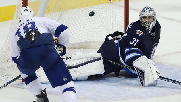 Ondřej Palát (vlevo) z Tampy Bay Lightning překonává Ondřeje Pavelce z Winnipegu Jets v zápase kanadskoamerické NHL. Ondřej Palát (vlevo) z Tampy Bay Lightning překonává Ondřeje Pavelce z Winnipegu Jets v zápase kanadskoamerické NHL.