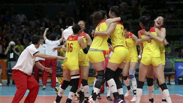 Čínské volejbalistky se radují z olympijského triumfu. Čínské volejbalistky se radují z olympijského triumfu.