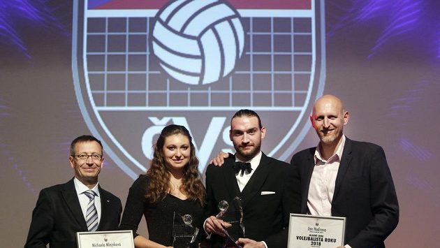 Vyhlášení výsledků ankety Volejbalista roku 2018 Českého volejbalového svazu. Zleva generální ředitel pojišťovny UNIQA Martin Žáček, volejbalistka roku Michaela Mlejnková, volejbalista roku Jan Hadrava a předseda volejbalového svazu Marek Pakosta. Vyhlášení výsledků ankety Volejbalista roku 2018 Českého volejbalového svazu. Zleva generální ředitel pojišťovny UNIQA Martin Žáček, volejbalistka roku Michaela Mlejnková, volejbalista roku Jan Hadrava a předseda volejbalového svazu Marek Pakosta.