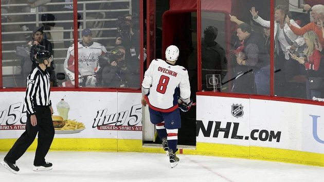 Potrestaný ruský hokejista Alex Ovečkin z Washingtonu Capitals opouští ledovou plochu v utkání proti Carolině v prvním kole play off NHL. Potrestaný ruský hokejista Alex Ovečkin z Washingtonu Capitals opouští ledovou plochu v utkání proti Carolině v prvním kole play off NHL.