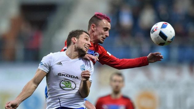 Zleva Adam Jánoš z Boleslavi a Martin Zeman z Plzně v hlavičkovém souboji. Zleva Adam Jánoš z Boleslavi a Martin Zeman z Plzně v hlavičkovém souboji.