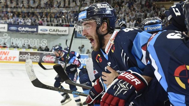 Hráči Liberce se radují z vítězství v Brně a postupu do finále, uprostřed Tomáš Filippi. Hráči Liberce se radují z vítězství v Brně a postupu do finále, uprostřed Tomáš Filippi.