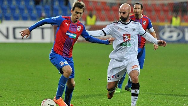 Plzeňský záložník Tomáš Hořava (vlevo) v souboji s Matějem Kotišem z Hradce Králové. Vzadu přihlíží středopolař Viktorie Pavel Horváth. Plzeňský záložník Tomáš Hořava (vlevo) v souboji s Matějem Kotišem z Hradce Králové. Vzadu přihlíží středopolař Viktorie Pavel Horváth.
