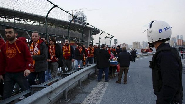 Fanoušci Galatasaraye opouštějí za dohledu policie stadión v Istanbulu, derby s Fenerbahce se dnes kvůli hrozbě teroristického útoku neuskuteční. Fanoušci Galatasaraye opouštějí za dohledu policie stadión v Istanbulu, derby s Fenerbahce se dnes kvůli hrozbě teroristického útoku neuskuteční.