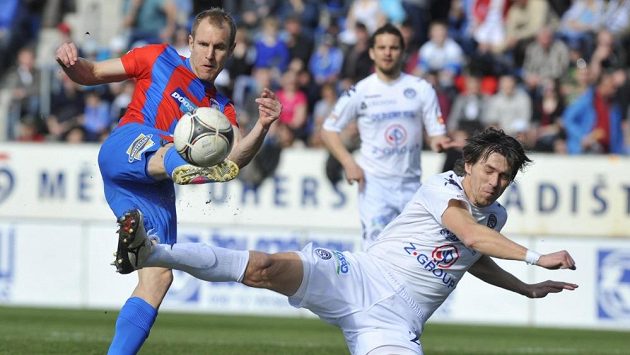 Obránce Slovácka Jan Trousil se snaží zblokovat střelu plzeňského záložníka Daniela Koláře. Obránce Slovácka Jan Trousil se snaží zblokovat střelu plzeňského záložníka Daniela Koláře.