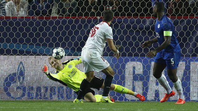Gólman Leicesteru Kasper Schmeichel likviduje penaltu v osmifinále Ligy mistrů proti Seville. Gólman Leicesteru Kasper Schmeichel likviduje penaltu v osmifinále Ligy mistrů proti Seville.