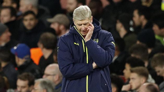 Kouč Arsenalu Arséne Wenger po debaklu s Bayernem v odvetném osmifinále Ligy mistrů. Kouč Arsenalu Arséne Wenger po debaklu s Bayernem v odvetném osmifinále Ligy mistrů.