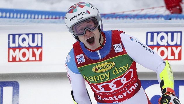 Švýcar Marco Odermatt se raduje v cílovém prostoru v Santa Caterině. Švýcar Marco Odermatt se raduje v cílovém prostoru v Santa Caterině.