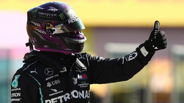 Mistr světa Lewis Hamilton oslavuje prvenství v kvalifikaci na nedělní Velkou cenu Toskánska. Mistr světa Lewis Hamilton oslavuje prvenství v kvalifikaci na nedělní Velkou cenu Toskánska.