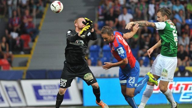 Jablonecký brankář Vlastimil Hrubý si sráží míč do vlastní sítě. Uprostřed je plzeňský útočník Marek Bakoš, vpravo stoper severočeského týmu Vít Beneš. Jablonecký brankář Vlastimil Hrubý si sráží míč do vlastní sítě. Uprostřed je plzeňský útočník Marek Bakoš, vpravo stoper severočeského týmu Vít Beneš.