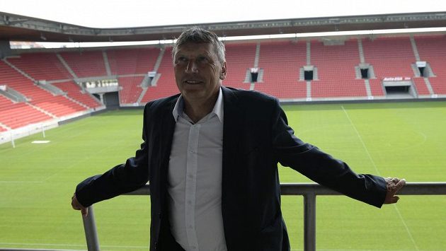 Trenér fotbalistů Slavie Miroslav Beránek. Trenér fotbalistů Slavie Miroslav Beránek.