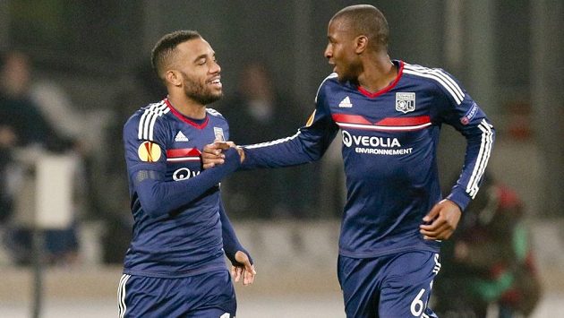 Hráči Lyonu Alexandre Lacazette (vlevo) a Gueida Fofana slaví gól proti Plzni. Hráči Lyonu Alexandre Lacazette (vlevo) a Gueida Fofana slaví gól proti Plzni.