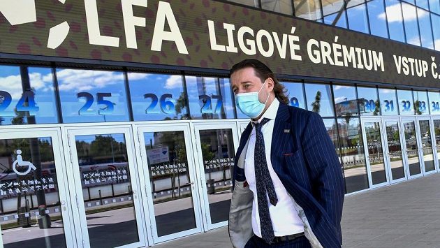 Předseda Ligové fotbalové asociace (LFA) Dušan Svoboda před jednáním ligového grémia. Předseda Ligové fotbalové asociace (LFA) Dušan Svoboda před jednáním ligového grémia.
