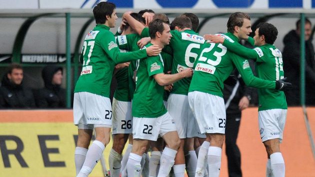 Fotbalisté Jablonce se radují ze vstřelení gólu proti Příbrami. Fotbalisté Jablonce se radují ze vstřelení gólu proti Příbrami.