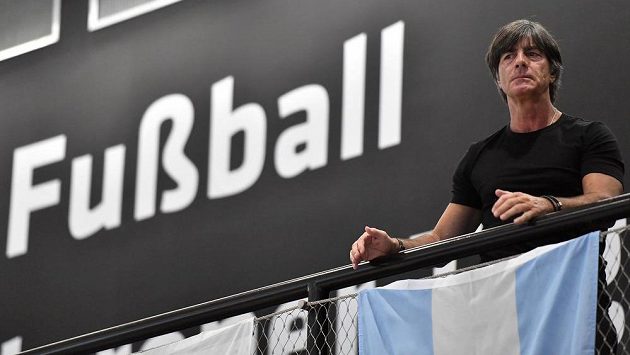 Trenér německých fotbalistů Joachim Löw ví, že se od něho chce při ruské misi jediné - obhájit zlato z Brazílie. Trenér německých fotbalistů Joachim Löw ví, že se od něho chce při ruské misi jediné - obhájit zlato z Brazílie.