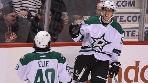 Český hokejista Aleš Hemský (vpravo) oslavuje gól Dallasu v utkání NHL proti Vancouveru Canucks. Dallas vyhrál 4:2. Český hokejista Aleš Hemský (vpravo) oslavuje gól Dallasu v utkání NHL proti Vancouveru Canucks. Dallas vyhrál 4:2.