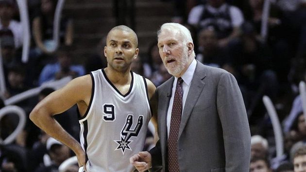 Trenér San Antonia Gregg Popovich hovoří s Tonim Parkerem. Trenér San Antonia Gregg Popovich hovoří s Tonim Parkerem.