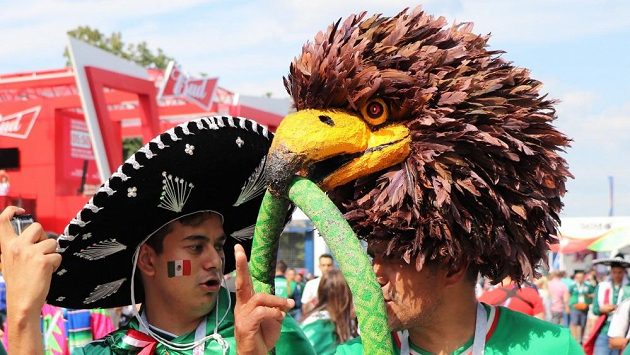 Vynalézavost mexických fanoušků nezná hranic. Fandit chodí i s hlavou orla, která prý přináší jejich reprezentaci štěstí Vynalézavost mexických fanoušků nezná hranic. Fandit chodí i s hlavou orla, která prý přináší jejich reprezentaci štěstí
