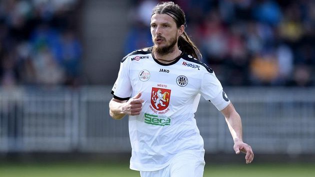 Hradecký obránce Adrian Rolko při svém 200. ligovém utkání proti Spartě. Hradecký obránce Adrian Rolko při svém 200. ligovém utkání proti Spartě.